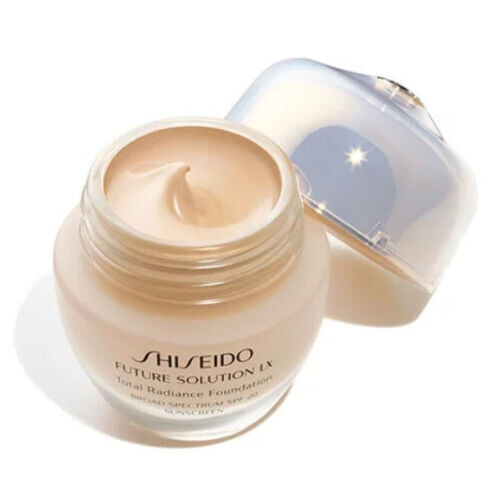 Future Solution Lx Total Radiance Foundation SPF 20